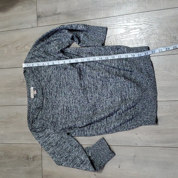 Like New Sweater - Picture 5 of 8